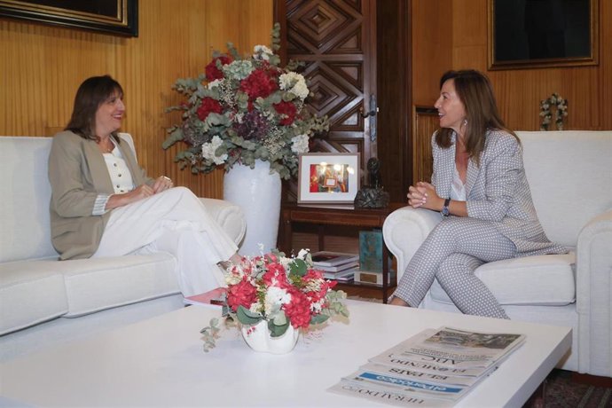La portavoz del grupo municipal del PSOE en el Ayuntamiento de Zaragoza, Lola Ranera, reinida con la alcaldesa de Zaragoza, Natalia Chueca