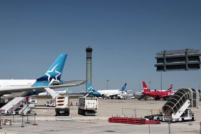 Archivo - 03 July 2025, France, Paris: Airplanes are seen on the tarmac at Roissy Charles-de-Gaulle airport outside Paris. 