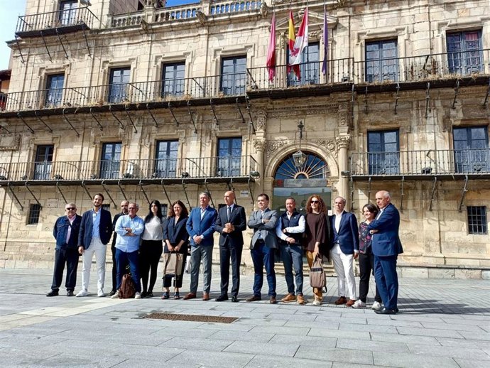 El alcalde de León, José Antonio Diez (séptimo por la derecha), en la Plaza Mayor de León tras la ejecución de las obras de mejora en el pavimento.