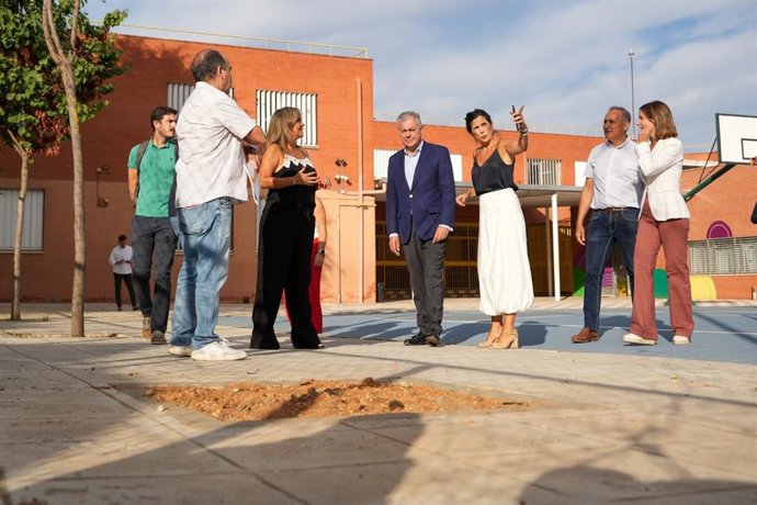 El Ayuntamiento de Sevilla inicia el plan de limpieza de exteriores de los colegios.