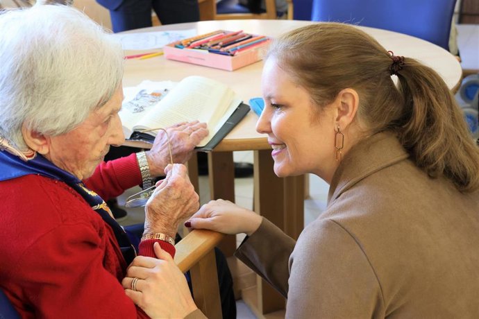 Archivo - Imagen de recurso de la consejera de Familia, Juventud y Asuntos Sociales, Ana Dávila, en una visita.