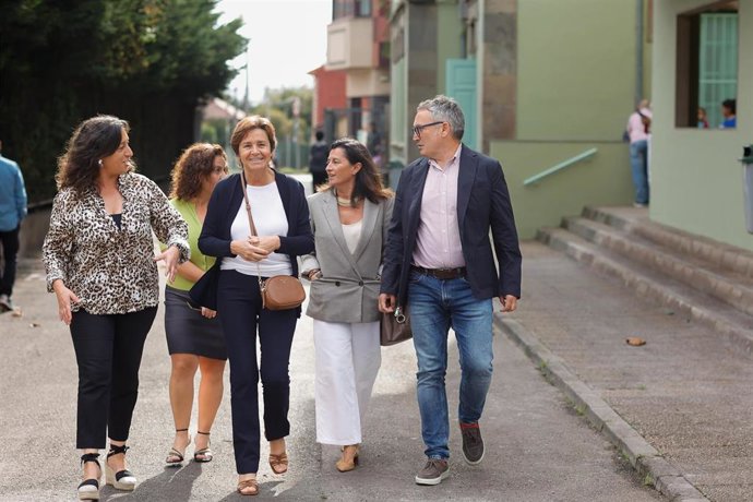 La alcaldesa de Gijón, Carmen Moriyón, y el concejal de Infraestructuras Urbanas y Rurales del Ayuntamiento de Gijón, Gilberto Villoria, durante la inauguración del curso escolar en el colegio público de Xove.