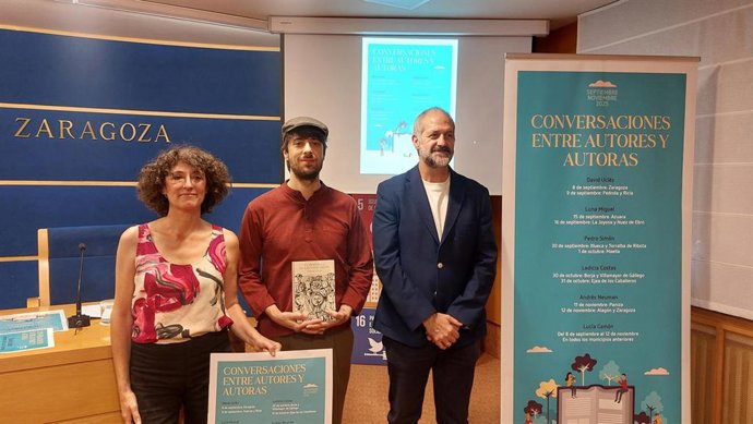 La actriz y poetisa Lucía Camón, el escritor David Uclés y el diputado delegado de Archivos y Bibliotecas de la DPZ, José Manuel Latorre.