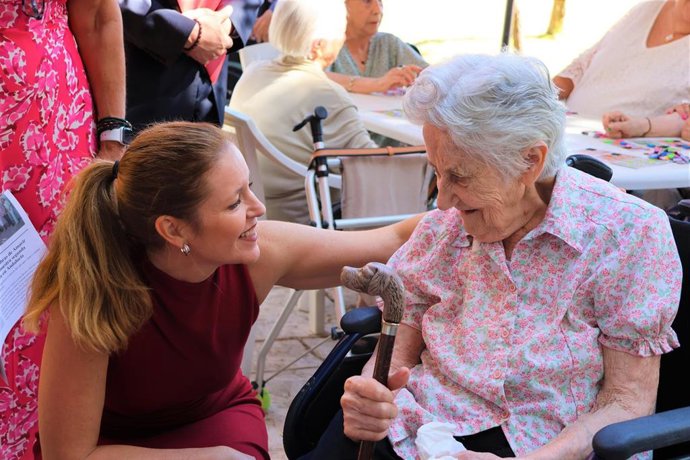 Archivo - La consejera de Familia, Juventud y Asuntos Sociales, Ana Dávila, con una mujer mayor en su visita a la residencia Nuestra Casa de Collado Villalba, Madrid, el 11 de julio de 2025.