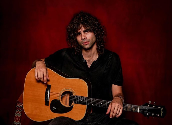 Archivo - El cantante Nacho Sarriá posa para Europa Press, a 10 de mayo de 2024, en Madrid (España). Nacho Sarriá es un cantante de pop rock español. 