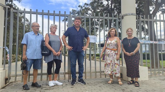 El portavoz de Con Málaga, Nicolás Sguilia, entre otros, en la entrada del Parque Huelin.