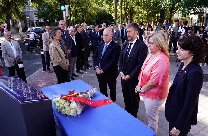 La Comunidad de Madrid y el Ayuntamiento de la capital homenajean a las víctimas del atentado en la Plaza de la República Argentina de 1985