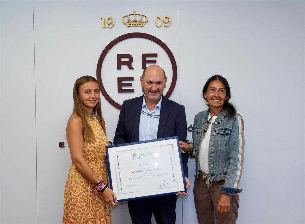 El presidente de la RFEF, Rafael Louzán, hace entrega del diploma a la presidenta de Babies Uganda, Montse Martínez.