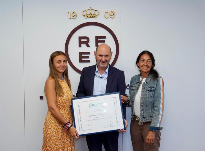 El presidente de la RFEF, Rafael Louzán, hace entrega del diploma a la presidenta de Babies Uganda, Montse Martínez.