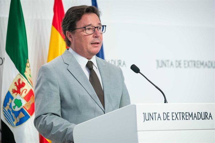 El consejero de Economía, Empleo y Transformación Digital, Guillermo Santamaría, en la rueda de prensa posterior al Consejo de Gobierno.