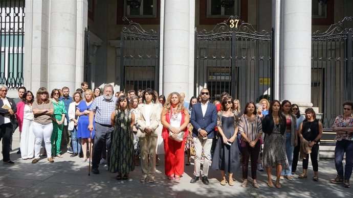 La ministra de Igualdad, Ana Redondo, en el minuto de silencio por las últimas víctimas de violencia de género, en el Ministerio de Igualdad, en Madrid.