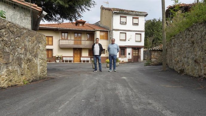 Visita del concejal de Ordenación y Gestión Urbanística, Vivienda y Empleo, Javier Rodriguez, y el concejal de Abastecimiento de Agua y Saneamiento, Parque Móvil, Asociaciones de Vecinos y Centros Socioculturales en el Ámbito Rural, Pergentino Martínez.