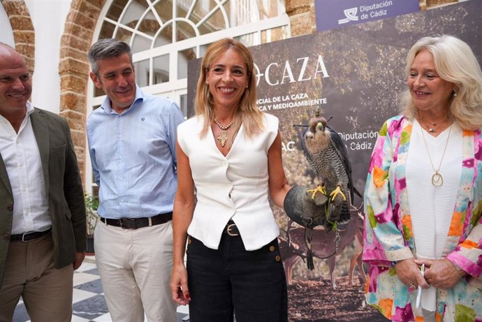 La presidenta de la Diputación de Cádiz, Almudena Martínez, junto a la delegada de la Junta en Cádiz, Mercedes Colombo (d), en la presentación de Ecocaza.