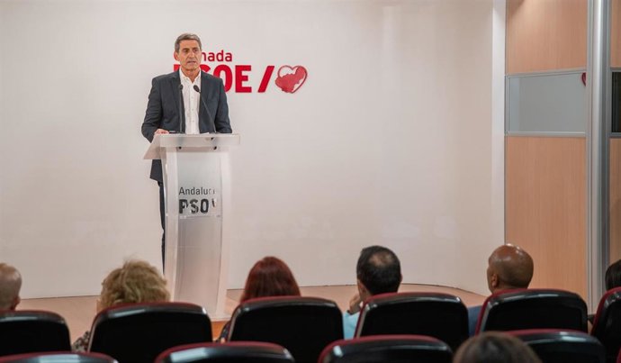 El secretario general del PSOE de Granada, Pedro Fernández
