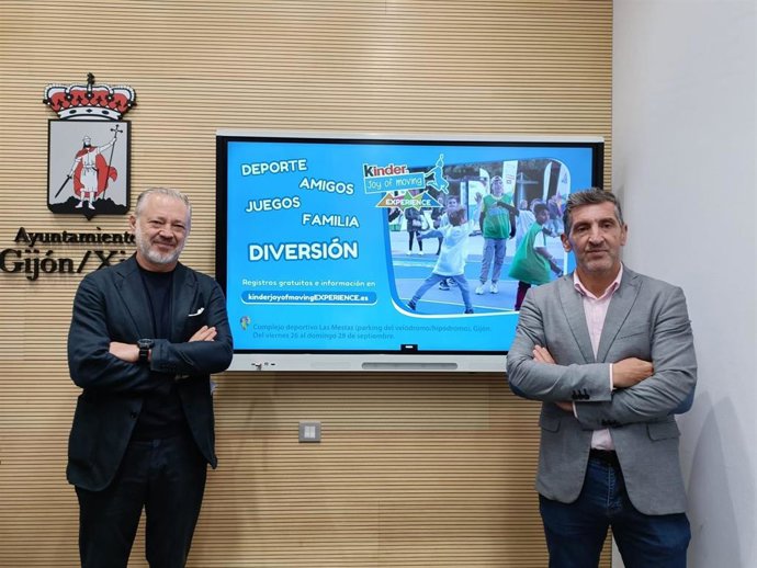 El concejal de Deportes y Educación en el Ayuntamiento de Gijón, Jorge Pañeda, presenta en en el Consistorio el evento Kinder Joy of Moving Experience, junto uno de sus responsables, Franco Martino.
