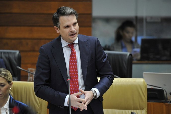 Archivo - Imagen de archivo del consejero de Presidencia, Interior y Diálogo Social, Abel Bautista, en un pleno de la Asamblea