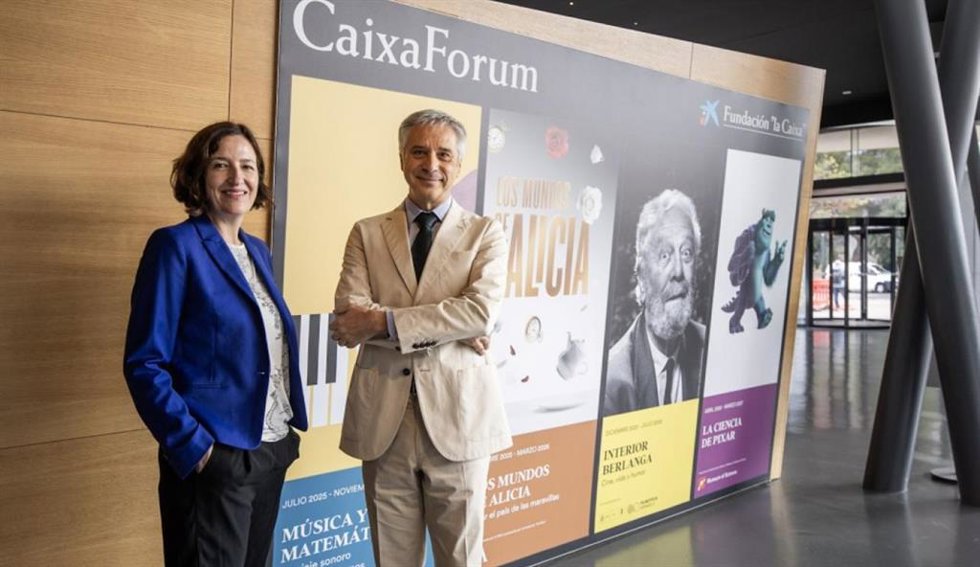 La directora del Área de Exposiciones, Colección y CaixaForum+ de la Fundación "la Caixa", Isabel Salgado, y el director de CaixaForum Zaragoza, Ricardo Alfós, en la presentación de la nueva temporada.