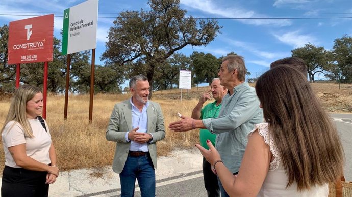 El portavoz adjunto del Grupo Socialista, Rafael Recio, este martes ante el Centro de Defensa Forestal (Cedefeo) de El Pedroso (Sevilla).