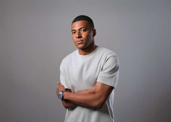 Kylian Mbappé presenta el cronógrafo de Hublot 'Champions League Titanium'.