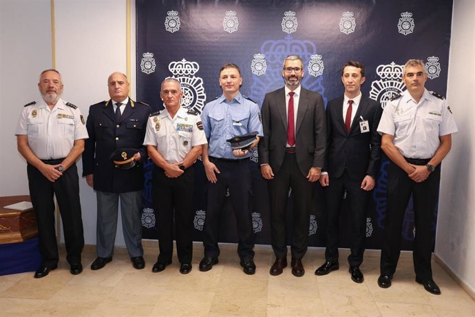 El delegado del Gobierno en la Región, Francisco Lucas, recibe a los nuevos agentes que participan en el Proyecto Comisarías Europeas