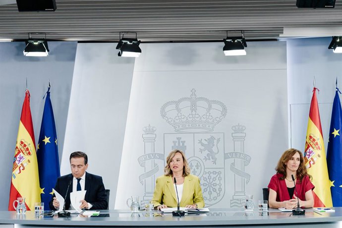 O Ministro das Relações Exteriores, União Europeia e Cooperação, José Manuel Albares; a Porta-voz do Ministro, Pilar Alegría e a Ministra da Saúde, Mónica García, durante uma coletiva de imprensa após a reunião do Conselho de Ministros, 9 de setembro.