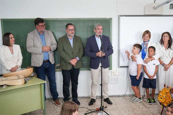 El presidente del Gobierno, Fernando Clavijo, y el consejero de Educación, Poli Suárez, inauguraron hoy el curso de Educación Infantil y Primaria en el CEIP Güime, en la isla de Lanzarote