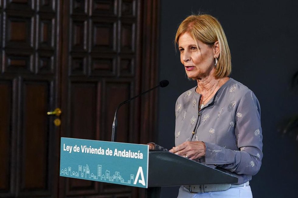La alcaldesa de Jerez de la Frontera y presidenta de la Federación Española de Municipios y Provincias, María José García Pelayo durante la presentación de la futura Ley de la Vivienda de Andalucía en el Palacio de San Telmo en Sevilla.