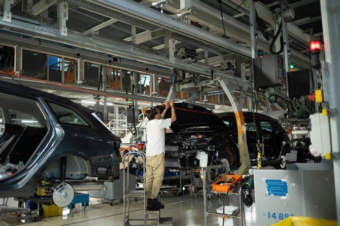 Archivo - Montaje en una factoría