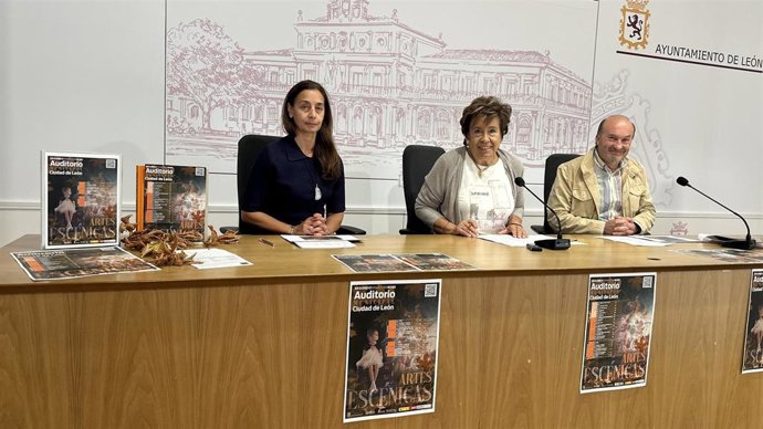 La concejala de Acción y Promoción Cultural, Elena Aguado (centro), en la presentación de la nueva temporada del Auditorio Ciudad de León.