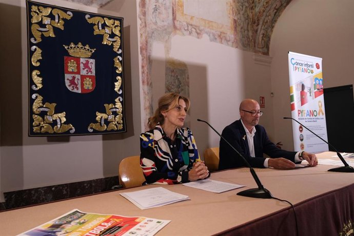 El III Torneo de Fútbol 8 CyL en favor de Pyfano, "cuando la esperanza compartida se convierte siempre en goleada". En la foto, Mar Sancho y Miguel Ángel Vicente.