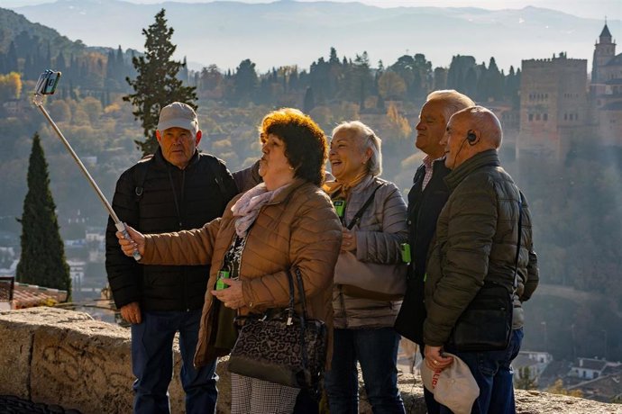 Archivo - Un grupo de personas se hace un selfie