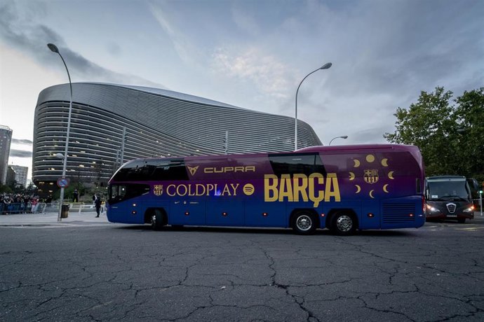 Archivo - Llegada del autobús del Barcelona al Estadio Santiago Bernabéu.