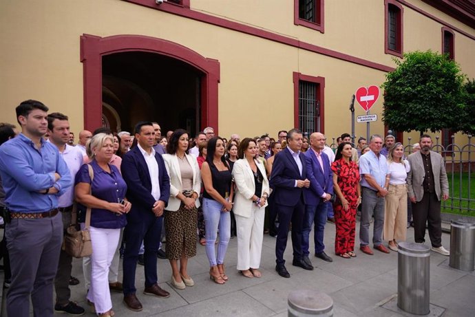 La Diputación guarda un minuto de silencio por la mujer asesinada en Valdezorras a las puertas de la sede provincial.