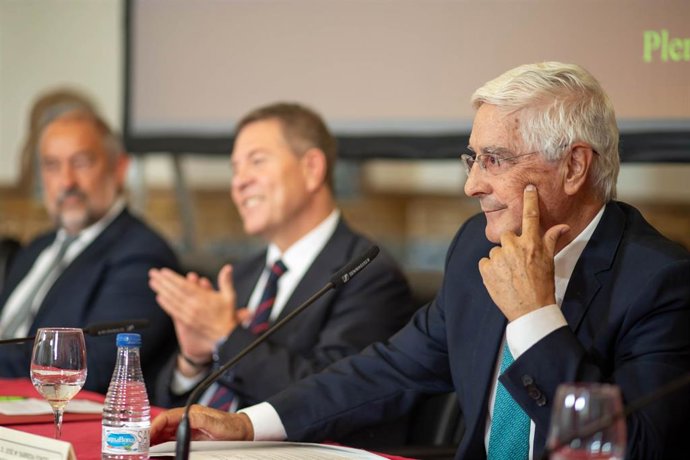 El expresidente José María Barreda toma posesión como presidente del Consejo Social de la UCLM, junto al presidente de Castilla-La Mancha, Emiliano García-Page.