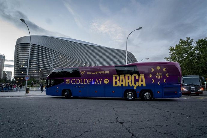 Archivo - Llegada del autobús del Barcelona al clásico entre Real Madrid y FC Barcelona, en los alrededores del Estadio Santiago Bernabéu, a 26 de octubre de 2024, en Madrid (España). El Clásico entre el FC Barcelona y Real Madrid es el encuentro más espe