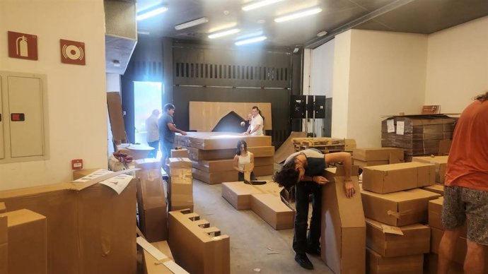 Construcción de una réplica de la Catedral de Burgos con cajas de cartón.