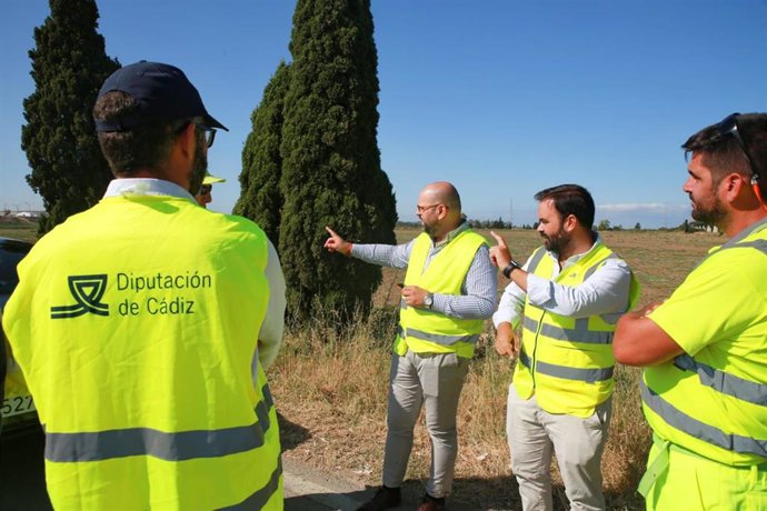 Javier Bello en una visita a la carretera CA-9201.