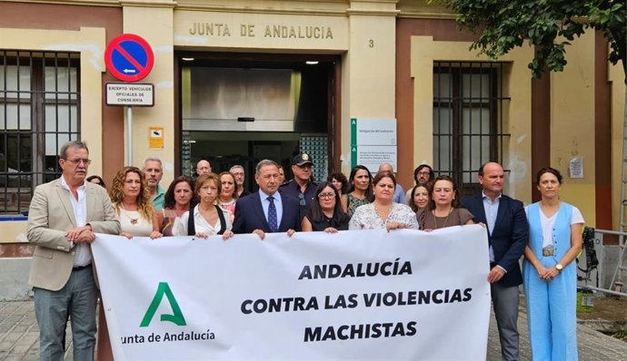 Minuto de silencio en la Delegación del Gobierno andaluz en Sevilla por la última víctima de violencia machista.