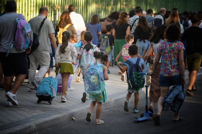 Varios alumnos a la llegada al primer día de colegio, en una imagen de archivo.