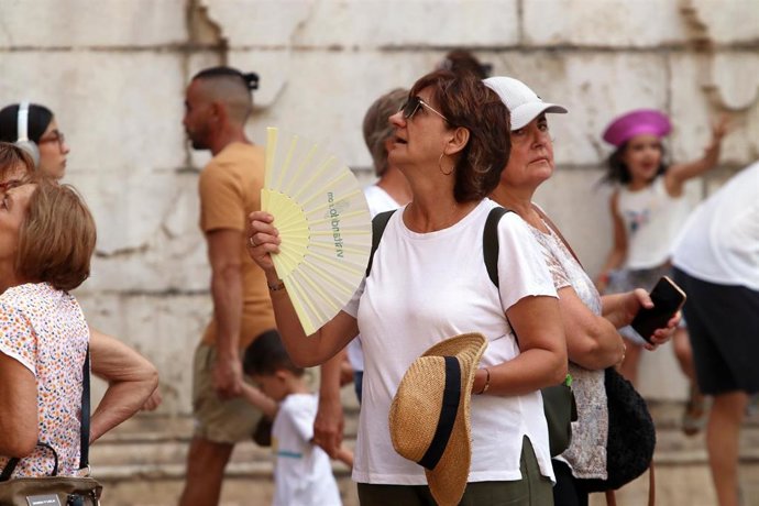 Archivo - Viandantes soportan las altas temperaturas por las calles de Málaga, A 7 de agosto de 2025 en Málaga, Andalucía (España). 