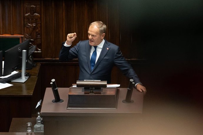 Archivo - Arquivo - 11 de junho de 2025, Polônia, Varsóvia: O primeiro-ministro polonês, Donald Tusk, discursa no Parlamento antes de um voto de confiança. Durante a 36ª sessão do Sejm polonês, Tusk descreve o programa de seu governo em um discurso políti