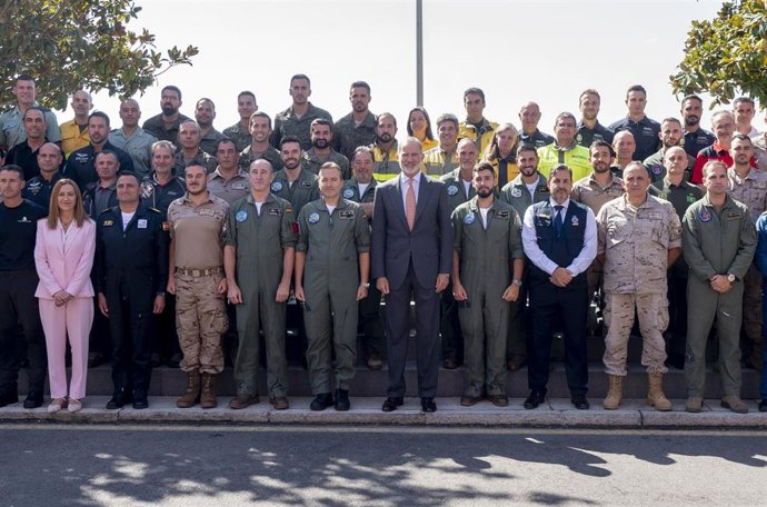 El Rey Felipe VI (c) recibe en audiencia a una representación del personal involucrado en el dispositivo aéreo que participó en la extinción de los incendios forestales del pasado mes de agosto.