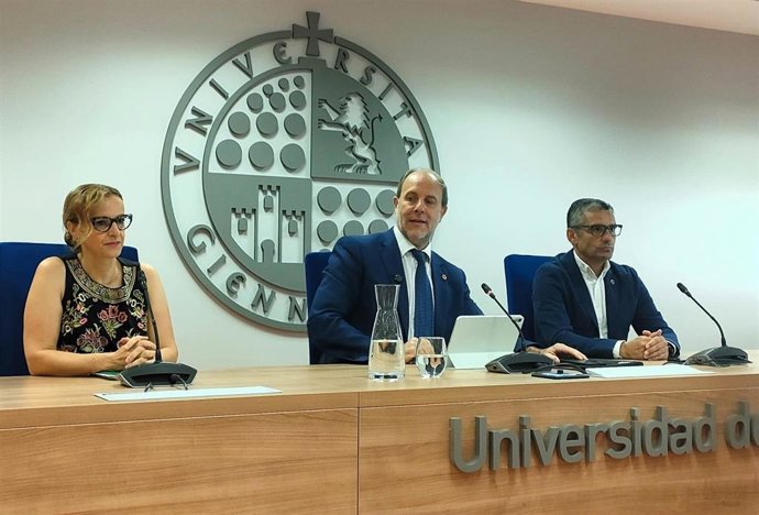 El rector de la UJA, Nicolás Ruiz (c), en una reciente comparecencia sobre el Grado de Ingeniería Biomédica.