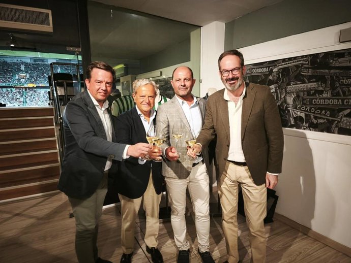 Autoridades en la promoción de la campaña puesta en marcha por la Diputación de Córdoba para la promoción de los vinos Montilla-Moriles, que ha comenzado en el partido del Córdoba CF.