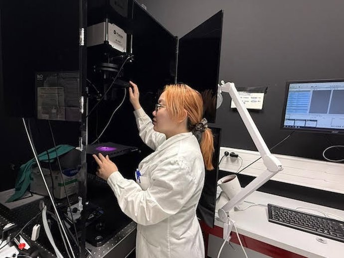 La estudiante Liyan Ming, primera autora del estudio, prepara una medición de fluorescencia