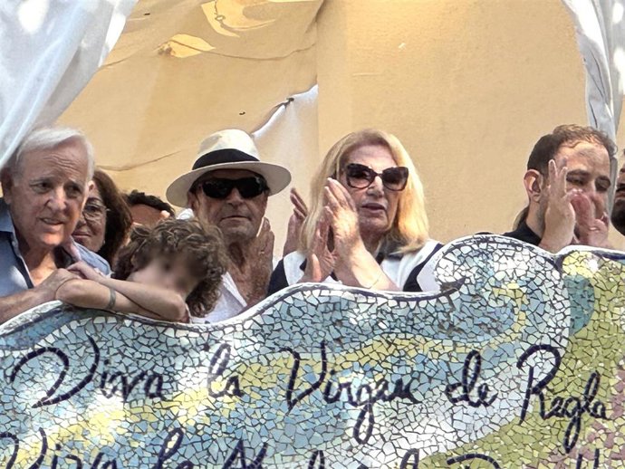 Amador Mohedano ha reaparecido en el balcón de la casa familiar de Chipiona para ver la procesión de la Virgen de Regla