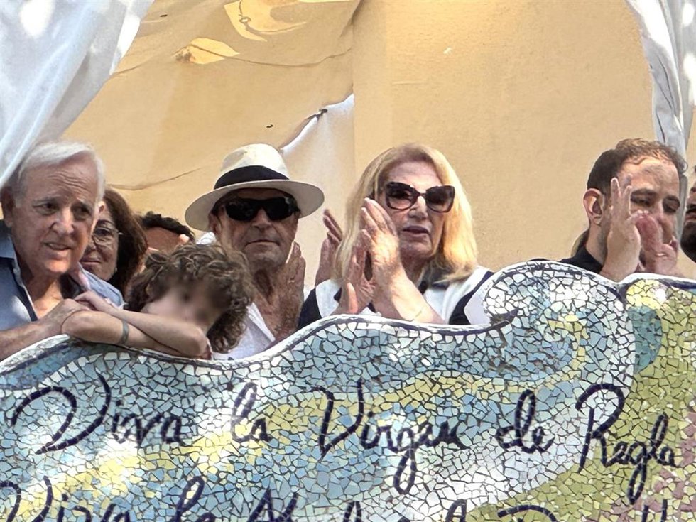 Amador Mohedano ha reaparecido en el balcón de la casa familiar de Chipiona para ver la procesión de la Virgen de Regla