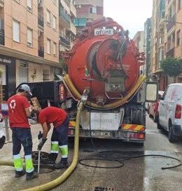 L'Ajuntament d'Albal i Aqualia reforcen la neteja d'embornals davant de la temporada de pluges