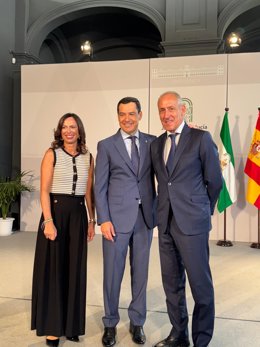 Rocío Díaz, Juanma Moreno y José María Soriano, este martes