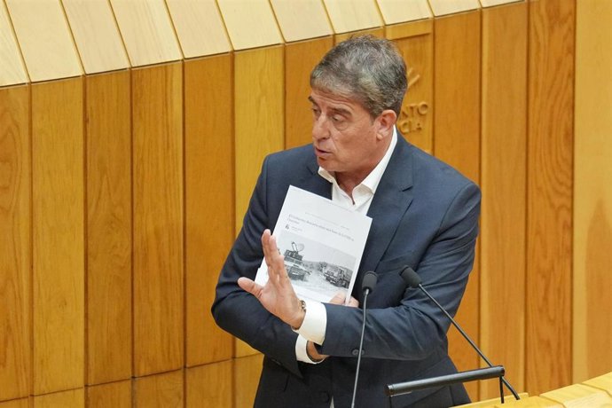 El portavoz del grupo parlamentario socialista de Galicia, José Ramón Gómez Besteiro, comparece en el Parlamento gallego, a 9 de septiembre de 2025, en Santiago de Compostela, A Coruña, Galicia (España). Rueda comparece por iniciativa propia para explicar
